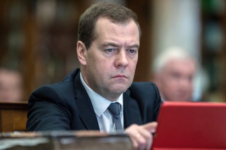 Медведев подписал постановление о переносе выходных 1 и 7 января на февраль и май