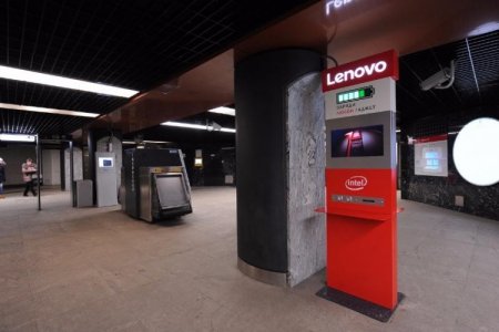 Стойки для зарядки гаджетов заработали на 30 станциях московского метро