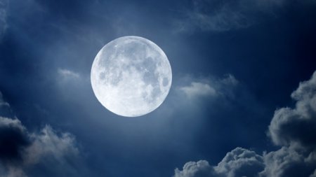 Названы сроки падения Луны на Землю
