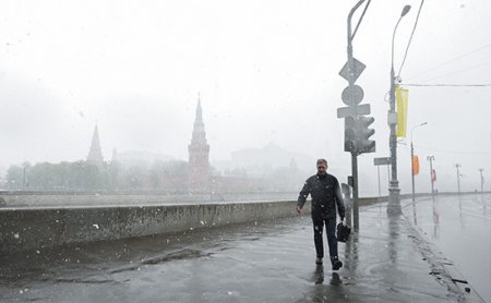 Синоптики пообещали гололедицу и снег в Москве 9 мая