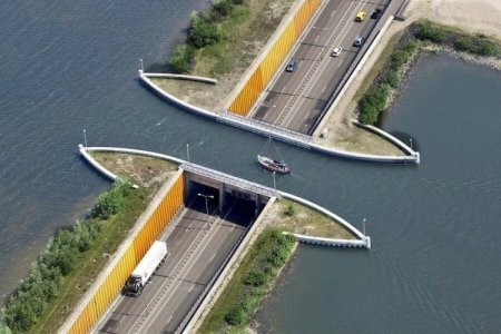 В Голландии построили водный мост, который ломает все законы физики