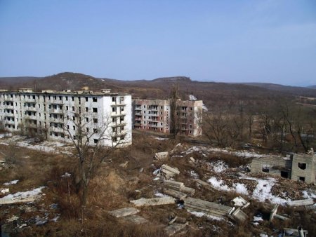 Как живет единственный житель заброшенного военного городка в Сибири