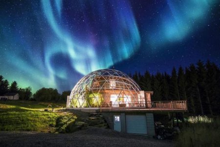 Семья из Норвегии построила эко-дом под стеклянным куполом