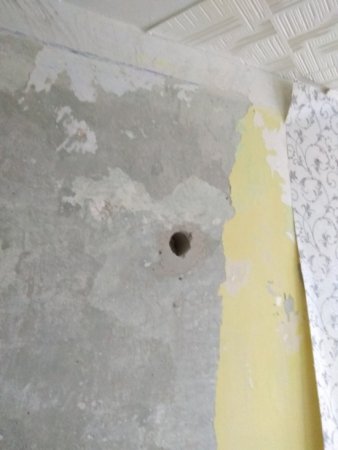 Неожиданное отверстие в стене, обнаруженное при ремонте квартиры