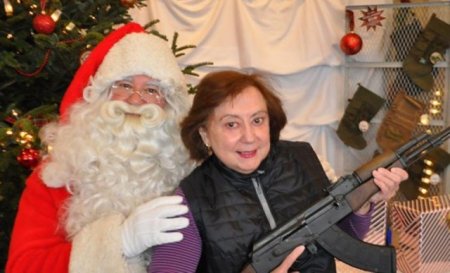 Американцы позируют с подаренным на Рождество оружием