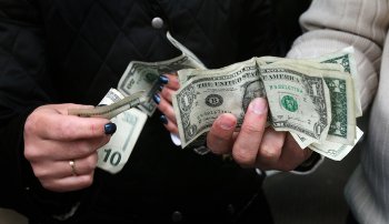 Экономисты предсказали рост доллара до 90 рублей к концу года