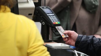 Сдачи не налом: банки предложат пополнение карт на кассах магазинов