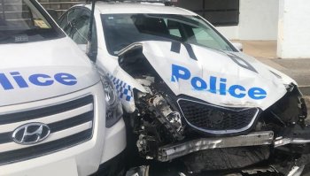 История о сказочном невезении: в Австралии мужчина врезался в полицейское авто на фургоне с полным багажником метамфетамина