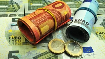 Курс евро впервые с января 2016 года поднялся выше 93 рублей