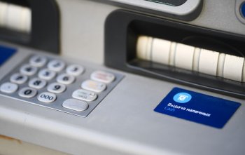 Чем опасно погашение кредитов через банкомат: финансист дал пояснения