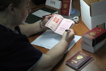 Данные о запрете на получение российского загранпаспорта за рубежом уточнили