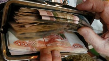 Почти 40% россиян готовы получать зарплату «в конверте»