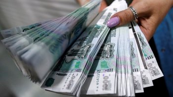 Размер средней зарплаты в России превысил 54 000 рублей