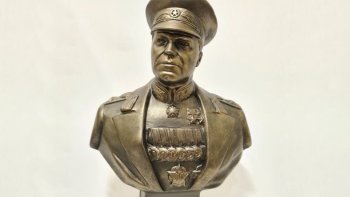Российским военкорам и политологам пришли подозрительные посылки со статуэтками