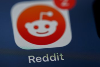 Глава Reddit рассказал о планах ввести ИИ-модерацию — полностью заменять людей не планируется