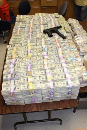 В Майами полиция обнаружила 24 миллиона долларов в стене дома