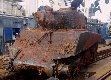 Со дна Баренцева моря подняли средний танк Sherman
