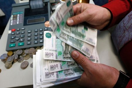 Госдума приняла закон об увеличении МРОТ до 7800 рублей