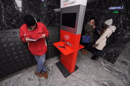 Стойки для зарядки гаджетов заработали на 30 станциях московского метро