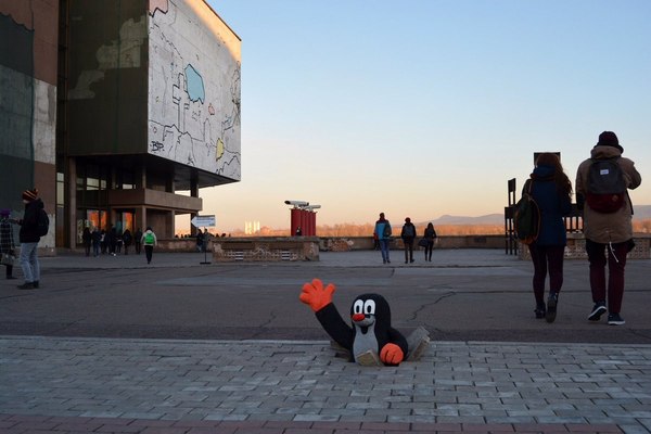 В Красноярске придумали отличный способ обратить внимание на ямы в тротуаре.