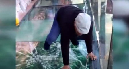 Не для слабонервных: стеклянный мост начал трескаться под ногами туристов (видео)