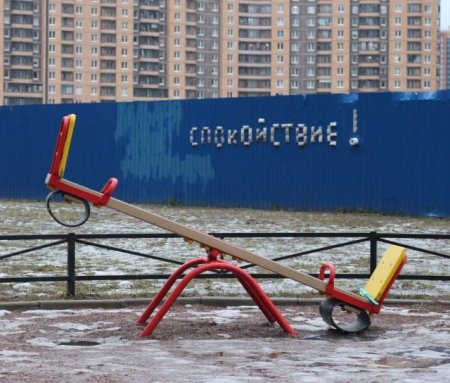 Художник из Санкт-Петербурга сделал инсталляцию, посвященную коронавирусной панике