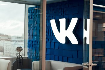 «ВКонтакте» запустила автоматический перевод публикаций на английский при помощи нейросети