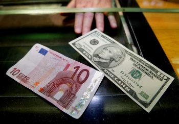 Россияне забрали из банков рекордный объем валюты с марта 2020 года