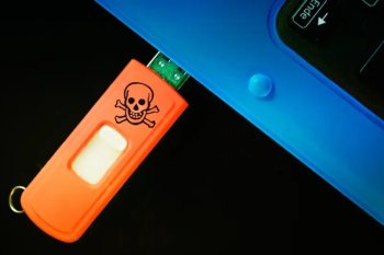 Хакеры из FIN7 распространяли USB-накопители с вредоносным ПО под видом подарков