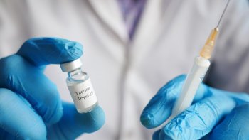 Антитела привитых «Спутником V» и вакциной Pfizer сравнили по нейтрализации омикрона