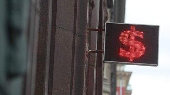 Курс доллара опустился ниже 69 рублей впервые с июня 2020 года