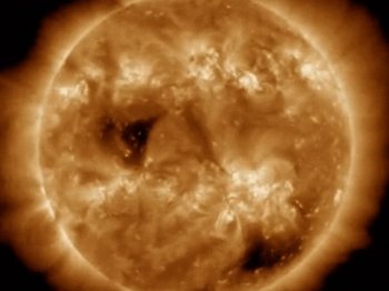 Сегодня на Солнце произошли две сильные вспышки — это вызвало перебои радиосвязи на Земле
