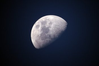 На Луне обнаружены залежи гранита — спутник больше похож на Землю, чем считалось ранее