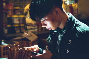 Китайским детям запретили пользоваться мобильным интернетом по ночам и сидеть в смартфоне больше 2 часов в день